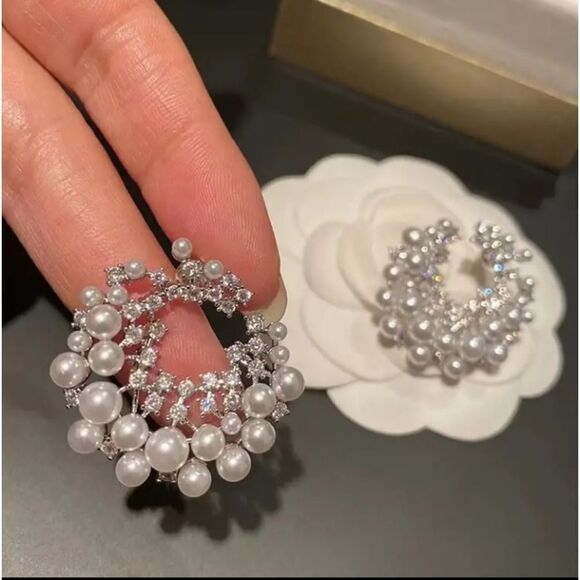 Faux Pearl & Rhinestone Round Stud  Earrings - Picture 3 of 4